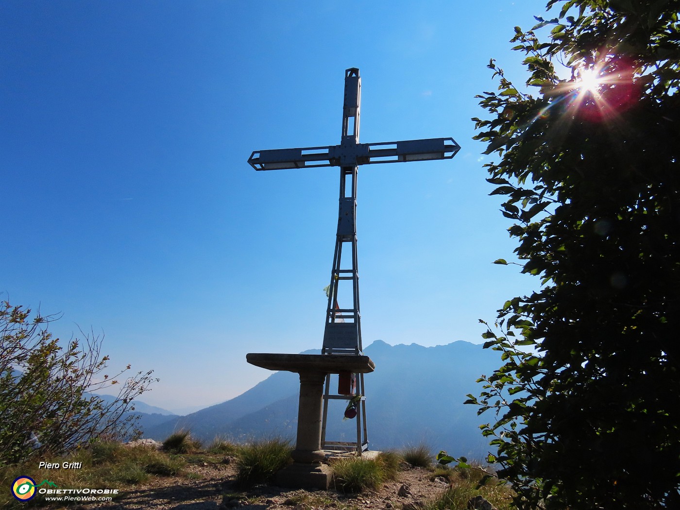 36 Alla croce del Monte Castello (1425 m) baciata dal sole con vista in Alben.JPG